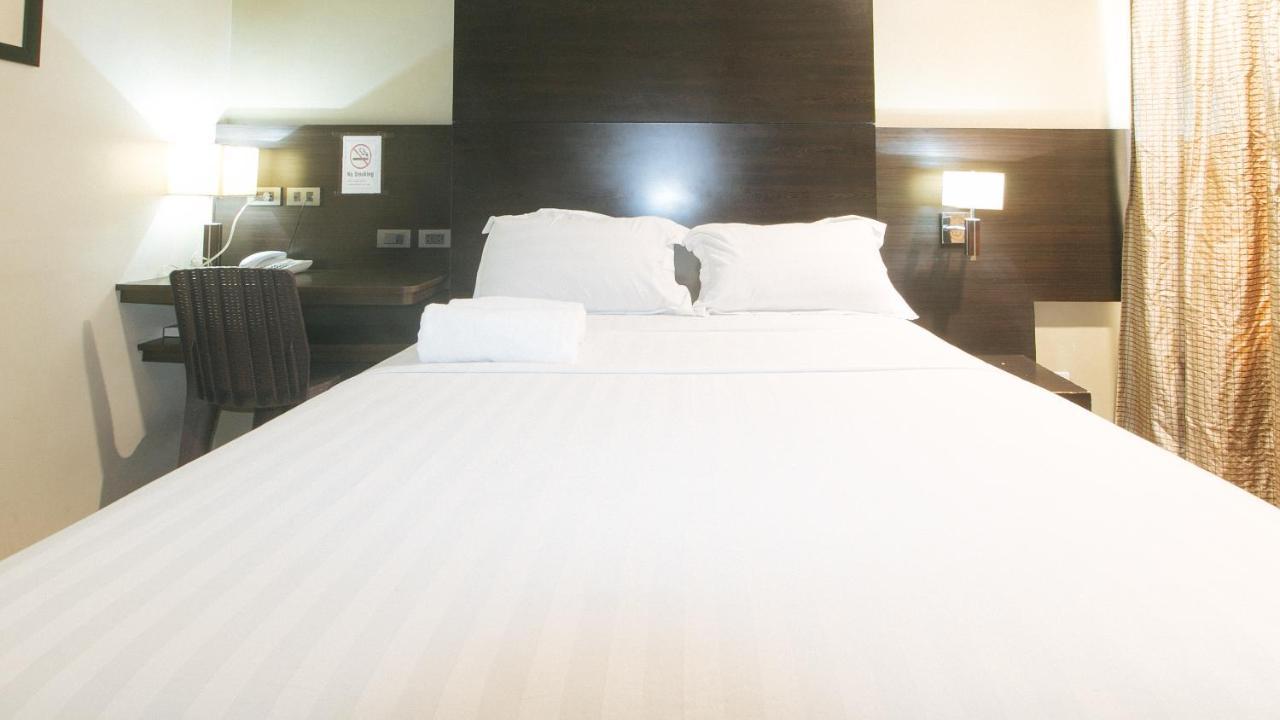 Lorenzzo Suites Hotel Makati City Екстериор снимка